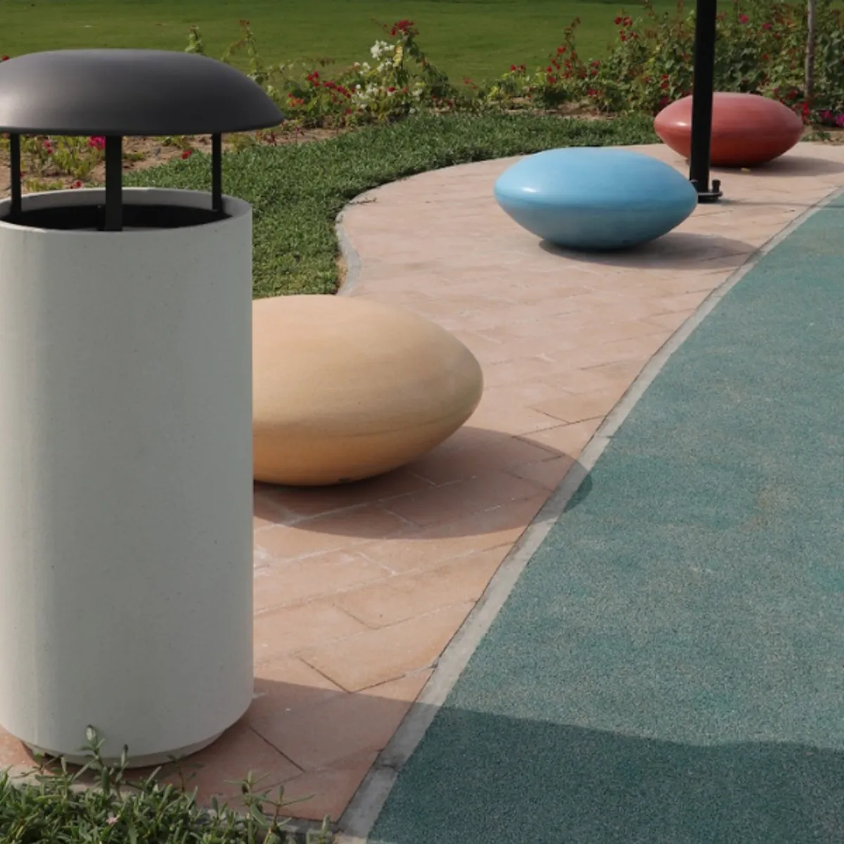 Corbeille béton Standard avec chapeau métallique