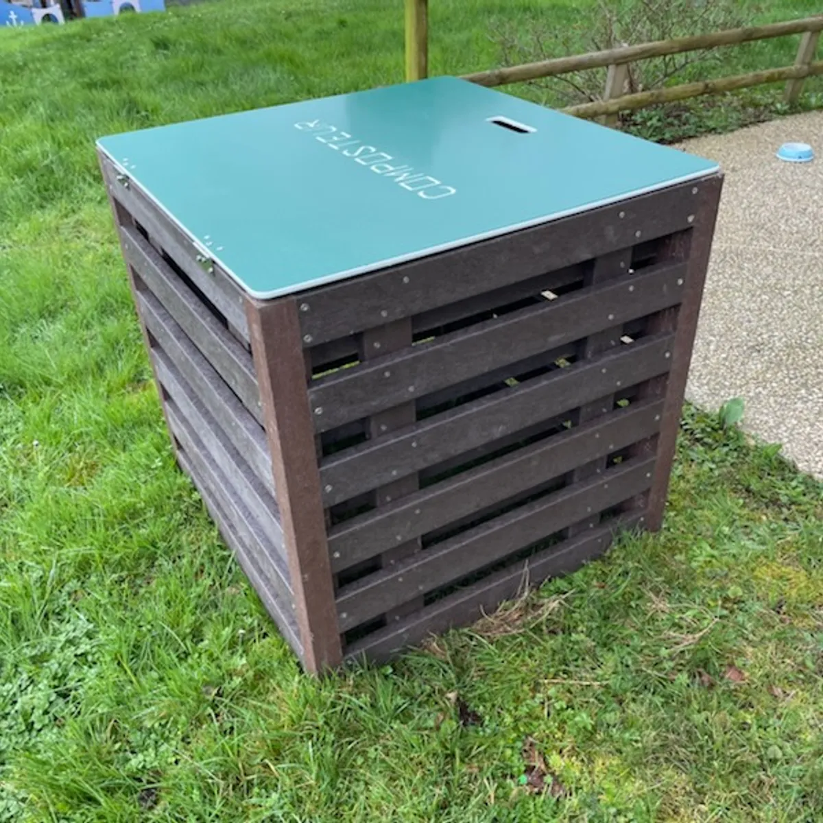 Composteur en plastique recyclé avec couvercle