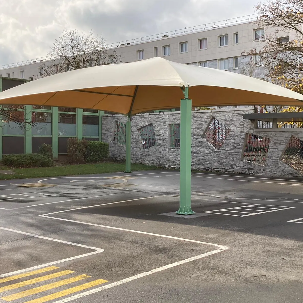 Ombrière à 4 poteaux et toile tendue - 50 à 100m² - Poteaux 150 x 150 mm