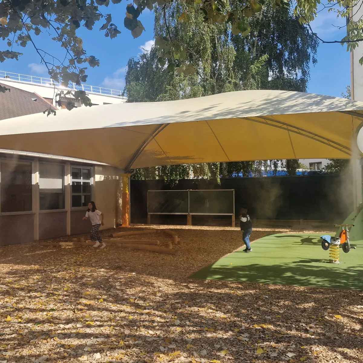 Ombrière à 4 poteaux et toile tendue - 50 à 100m² - Poteaux 180 x 180 mm