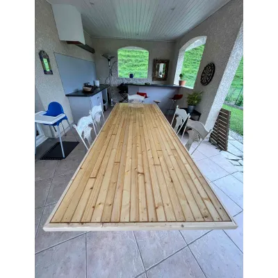 Plateau de table extérieur en pin et époxy