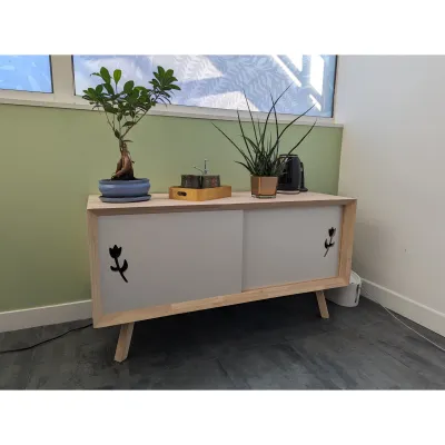 Meuble bas avec portes coulissantes